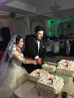 Svatební hostina – krájení dortu